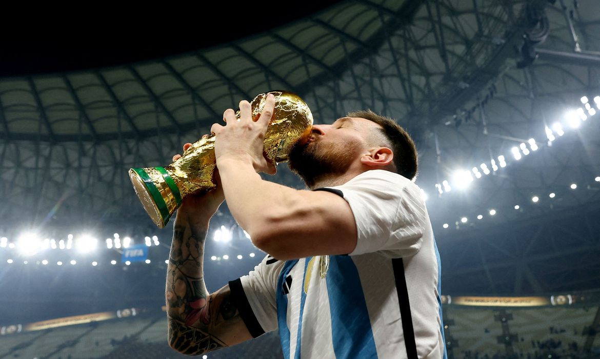 Lionel Messi levanta a taça de campeão do mundo no seu último Mundial