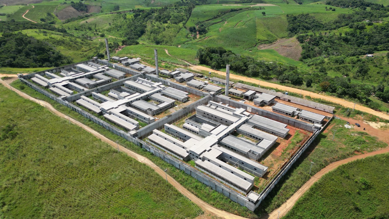 Governo de Pernambuco anuncia retomada de obras de presídios em Araçoiaba
